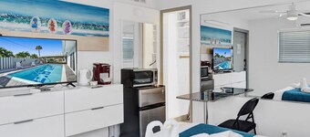 Cozy studio w/pool & patio minutes from beach