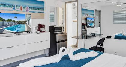 Cozy studio w/pool & patio minutes from beach