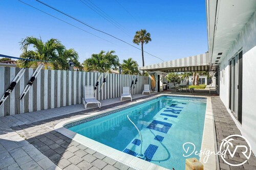 Cozy studio w/pool & patio minutes from beach