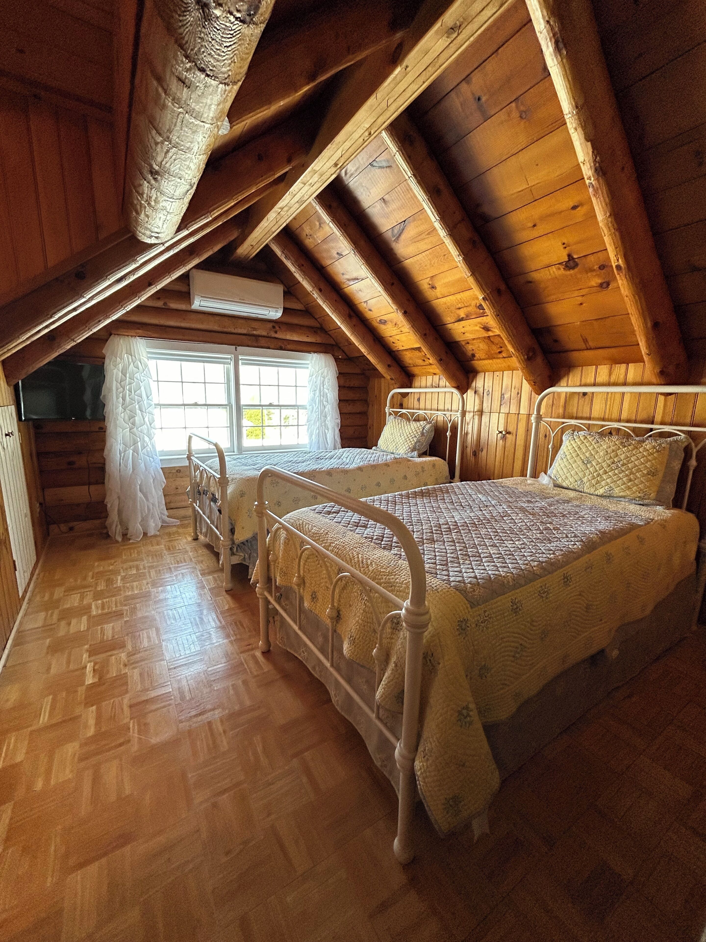 Iron/ironing board, bed sheets