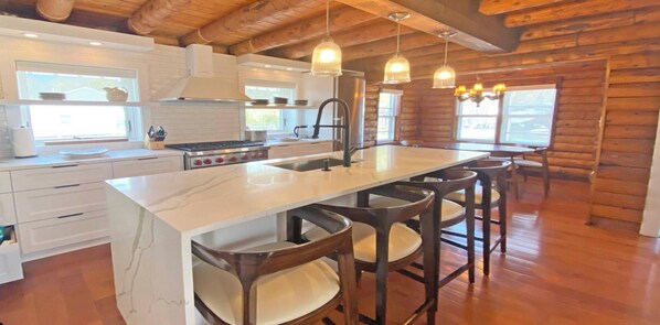 Microondas, horno, parrilla de estufa y lavavajillas 