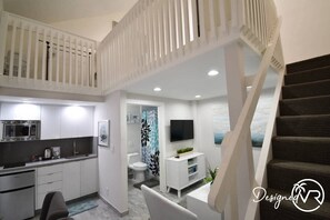 Interior - Loft w/queen loft & beach steps (Hollywood)