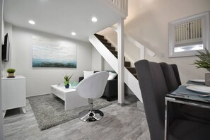 Interior - Loft w/queen loft & beach steps (Hollywood)