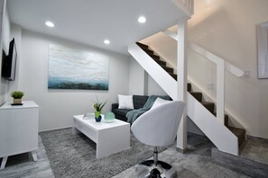 TV, fireplace - Loft w/queen loft & beach steps (Hollywood)