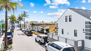 Property grounds - Loft w/queen loft & beach steps (Hollywood)