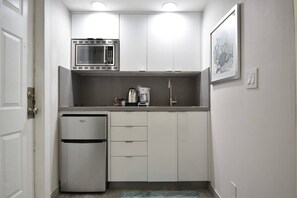 Réfrigérateur, four à micro-ondes, surface de cuisson, cafetière-théière