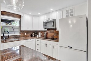 冷蔵庫、電子レンジ、コンロ、食器洗い機