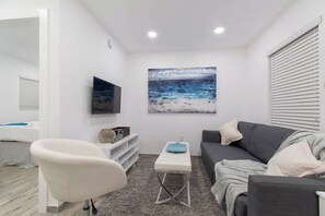 TV - Renovated studio w/ocean view & boardwalk steps (Hollywood)