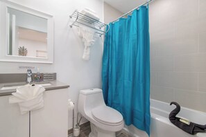 Towels - Modern apartment w/king bed & beach views (Hollywood)