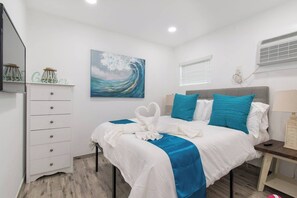 Iron/ironing board, WiFi, bed sheets - Renovated studio w/ ocean views & boardwalk steps (Hollywood)