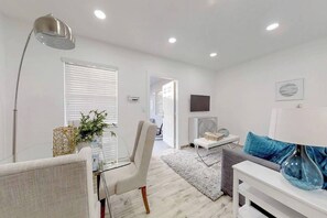 TV - Renovated studio w/ ocean views & boardwalk steps (Hollywood)