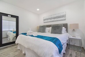 Iron/ironing board, WiFi, bed sheets - Modern apartment w/king bed & steps to beach (Hollywood)