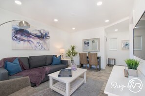 TV - Modern apartment w/king bed & steps to beach (Hollywood)