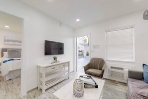 TV - Modern apartment w/king bed & steps to beach (Hollywood)