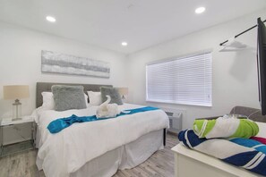 Iron/ironing board, WiFi, bed sheets - Modern apartment w/king bed & steps to beach (Hollywood)