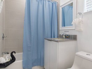 Towels - Modern apartment w/king bed & steps to beach (Hollywood)