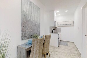 冷蔵庫、電子レンジ、コンロ、コーヒー / ティーメーカー