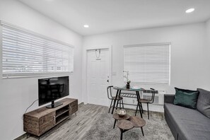 TV - Cozy studio w/beach & boardwalk steps + kitchen (Hollywood)