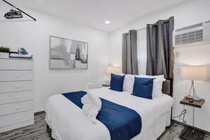 Iron/ironing board, WiFi, bed sheets - Cozy studio w/beach & boardwalk steps + kitchen (Hollywood)