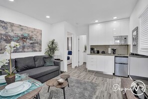 TV - Cozy studio w/beach & boardwalk steps + kitchen (Hollywood)