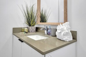 Towels - Cozy studio w/beach & boardwalk steps + kitchen (Hollywood)