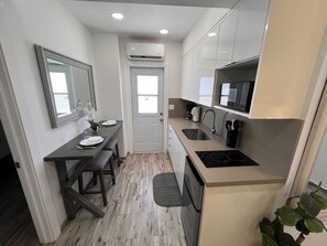 Réfrigérateur, micro-ondes, plaque de cuisson, cafetière/bouilloire