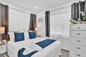 Iron/ironing board, WiFi, bed sheets - Spacious 2BR condo w/ beach access (Hollywood)