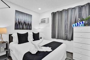 Iron/ironing board, free WiFi, bed sheets - Cozy 2BR aparthotel near hollywood boardwalk (Hollywood)
