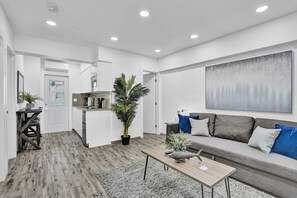 TV - Cozy 2BR aparthotel near hollywood boardwalk (Hollywood)