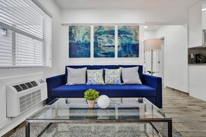 TV - Bright 1BR aparthotel near beach w/ free parking (Hollywood)