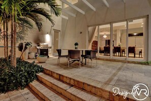 Outdoor dining - Modern villa close to beach w/ heated pool & grill (Hollywood)