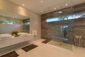 Towels - Modern villa close to beach w/ heated pool & grill (Hollywood)