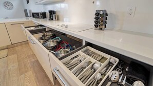 Eine moderne Küche mit einem eingebauten Schubladensystem für Töpfe, Pfannen und Kochgeschirr.