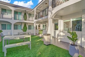 Outdoor dining - Modern apt w/beach steps & heated pool (Pompano Beach)