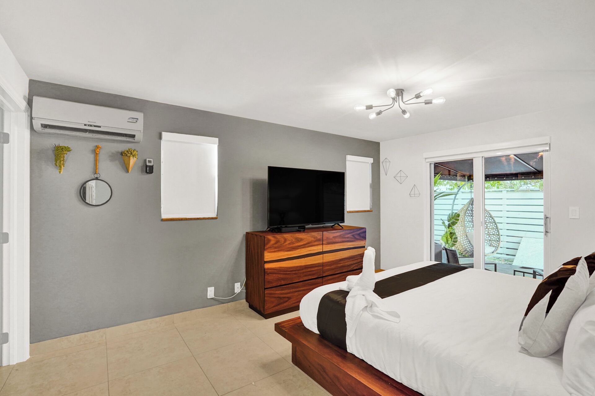 Iron/ironing board, WiFi, bed sheets