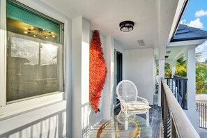 Property grounds - Modern apt w/quick beach access & pool (Pompano Beach)