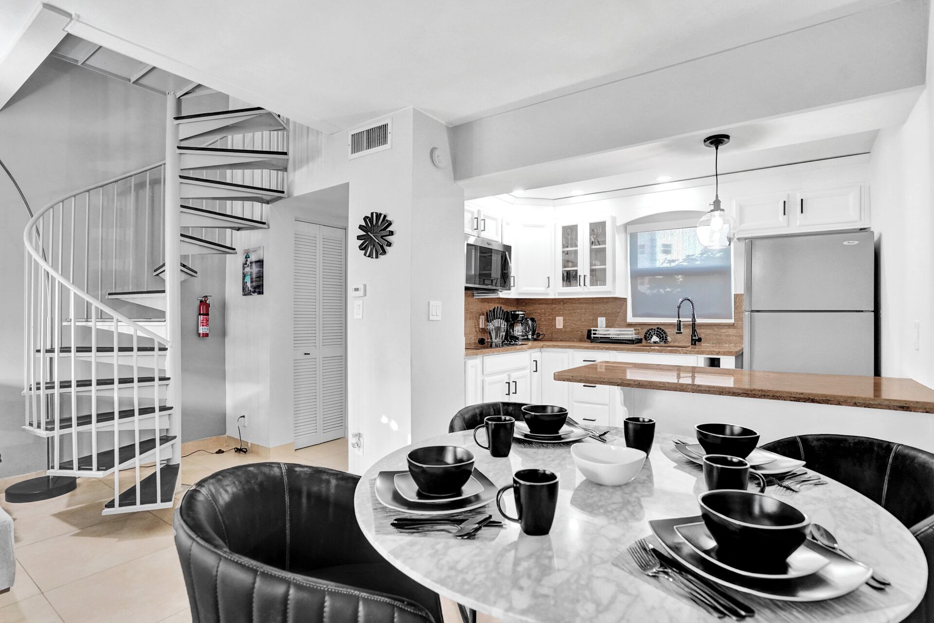 Kjøleskap, mikrobølgeovn, kokeplater og oppvaskmaskin