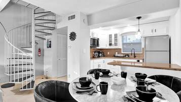 Kjøleskap, mikrobølgeovn, kokeplater og oppvaskmaskin