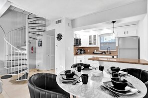 Refrigerador, microondas, placa de cocina, lavavajillas