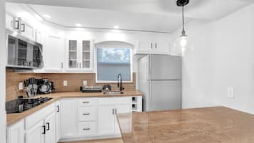 Frigorífico, microondas, placa de cocina y lavavajillas