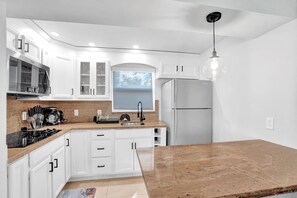 Fridge, microwave, stovetop, dishwasher - Modern apt w/quick beach access & pool (Pompano Beach)