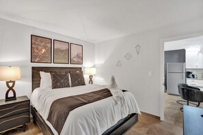 Iron/ironing board, WiFi, bed sheets - Beachside apt w/pool & parking (Pompano Beach)