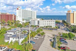 Exterior - Beachside apt w/pool & parking (Pompano Beach)