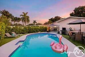 Pool - 4BR retreat w/ heated pool, backyard & BBQ grill (Dania Beach)