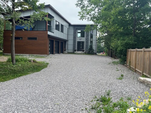 Luxury Large Waterfront Cottage w/Games Room
