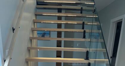 Luxury Large Waterfront Cottage w/Games Room