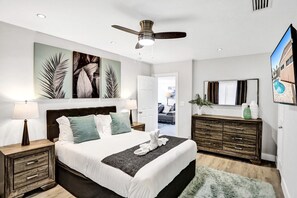 Iron/ironing board, WiFi, bed sheets - Spacious home w/pool, fire pit & grill (Lighthouse Point)