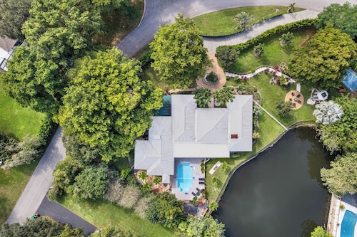 Family villa w/ heated pool, gameroom & fire pit