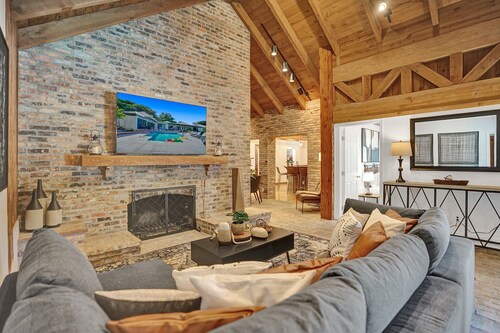 Family villa w/ heated pool, gameroom & fire pit