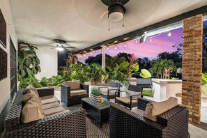 An outdoor patio with wicker furniture, a ceiling fan, and a view of the sky. - Family villa w/ heated pool, gameroom & fire pit (Davie)